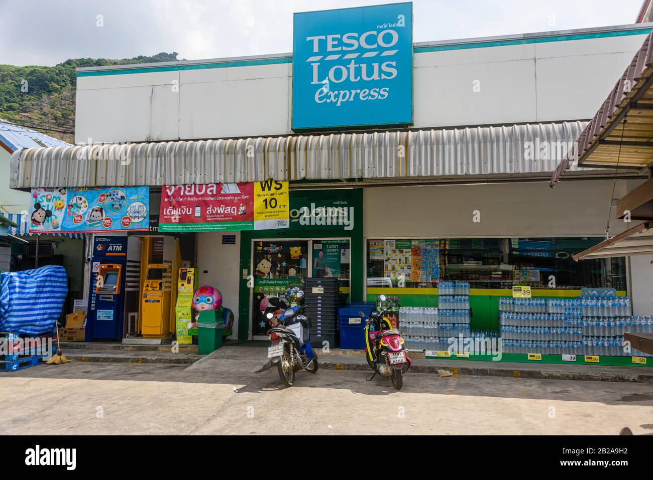 Scooter parcheggiati fuori da un Tesco Lotus Express, Thailandia Foto Stock