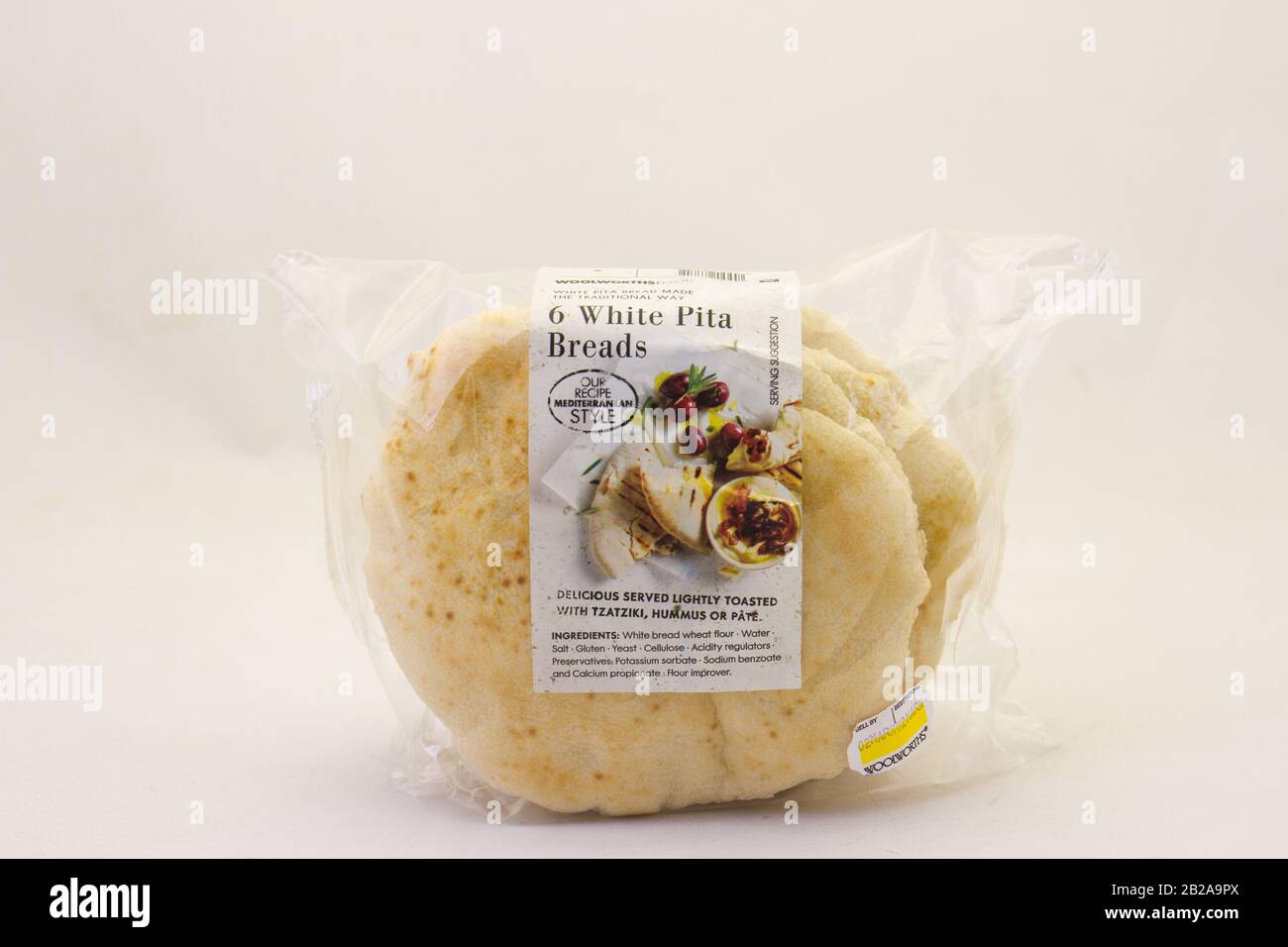 Alberton, Sudafrica - un pacchetto di sei pani bianchi della pita dall'alimento di Woolworths isolato su un'immagine chiara di fondo con lo spazio della copia Foto Stock