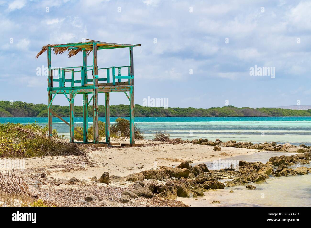 Torre di vedetta in legno sulla costa dell'isola di Bonaire Foto Stock
