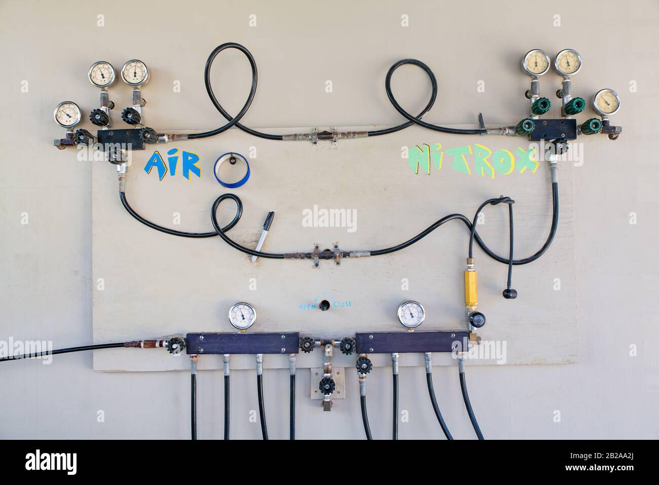 Installazione di riempimento a parete per aria e nitrox presso il centro immersioni Foto Stock