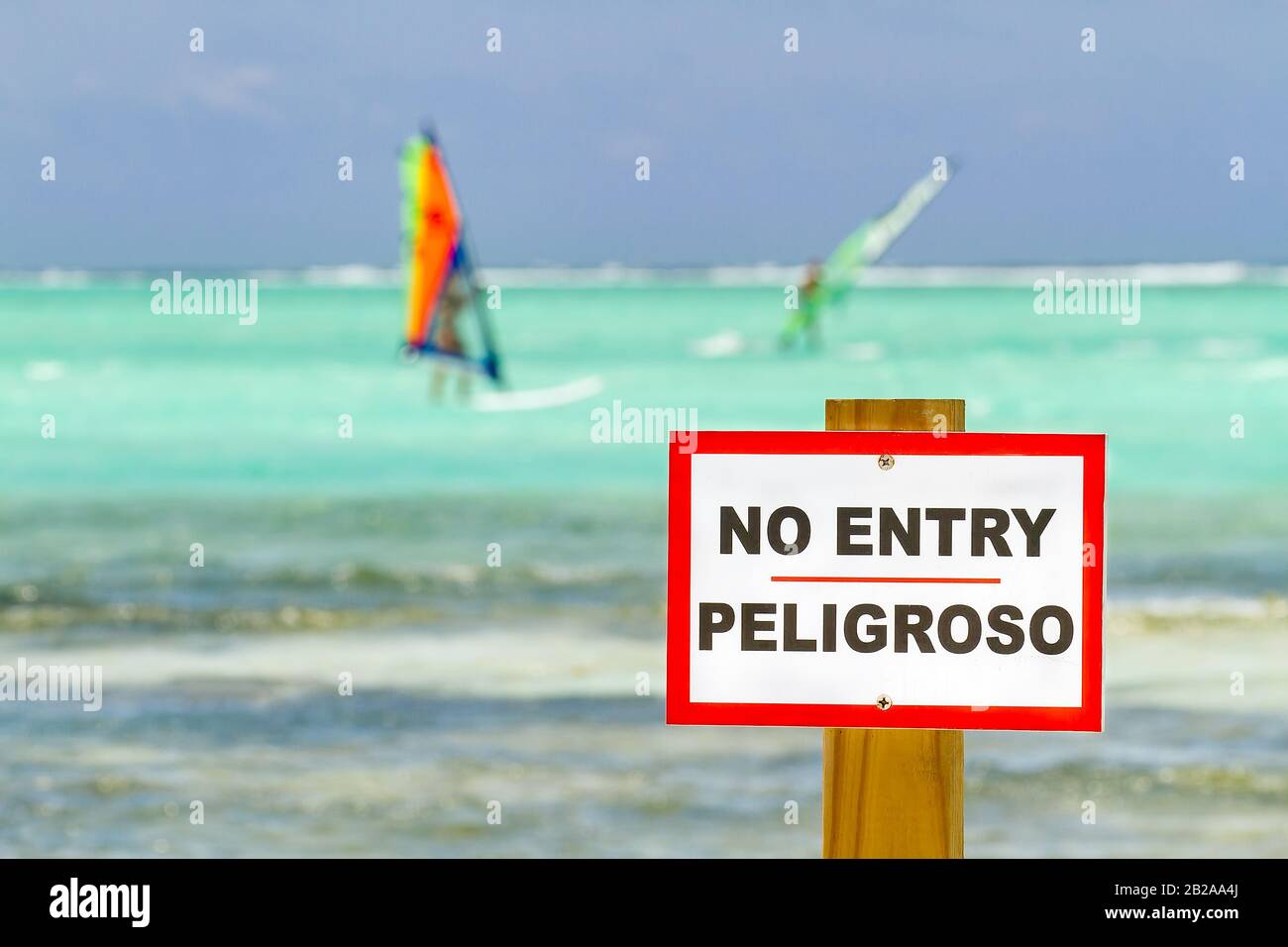 Nessun segno di entrata in piedi nell'oceano con i surfisti su bonaire Foto Stock