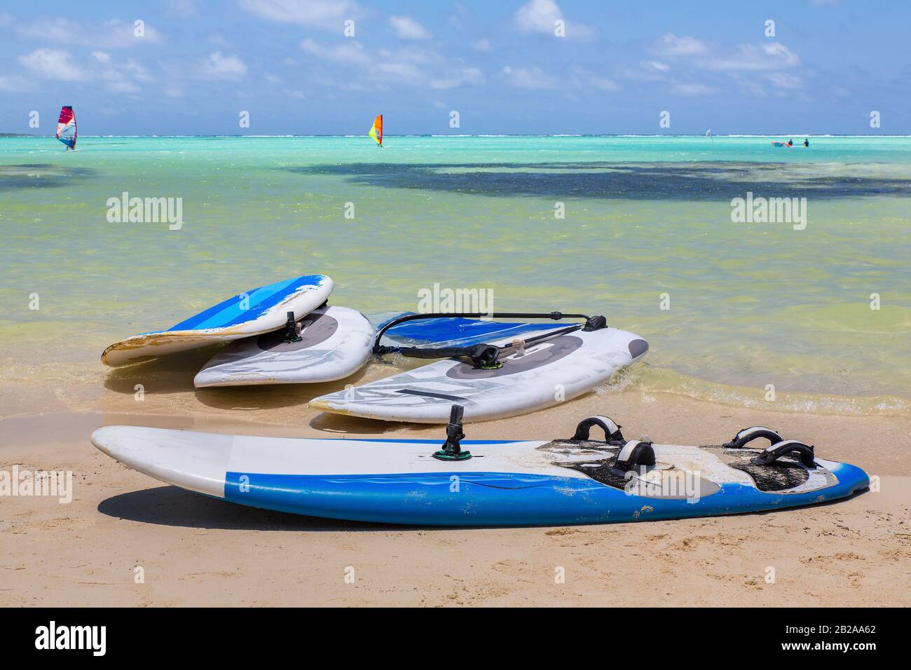 Tavole da windsurf adagiate sulla spiaggia di Sorobon sul mare di Bonaire Foto Stock