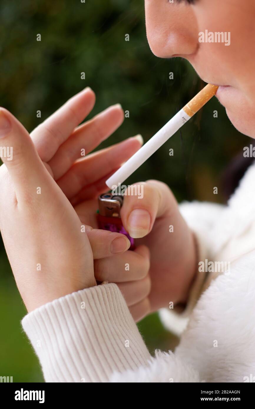 Donna che fuma Foto Stock