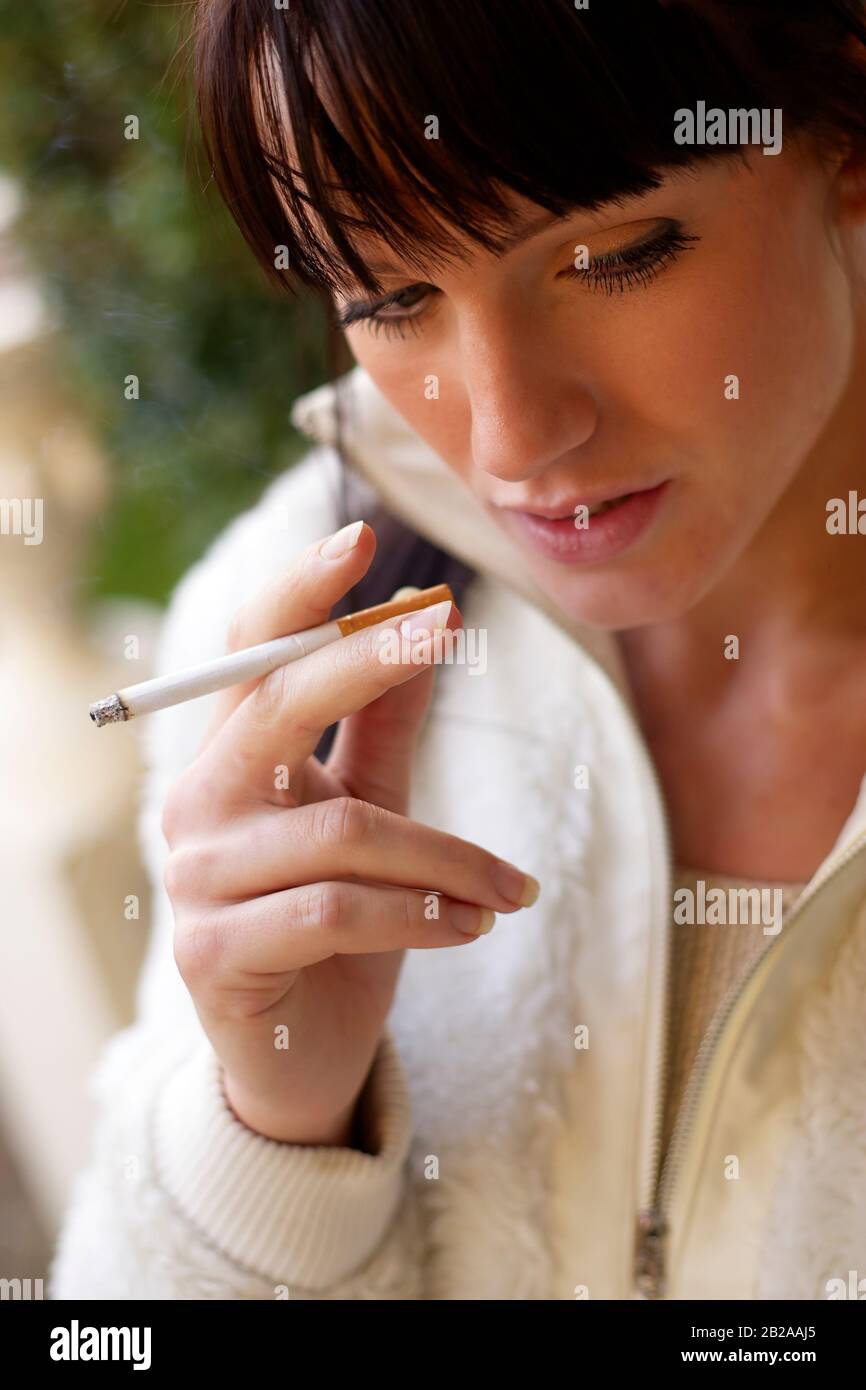 Donna che fuma Foto Stock