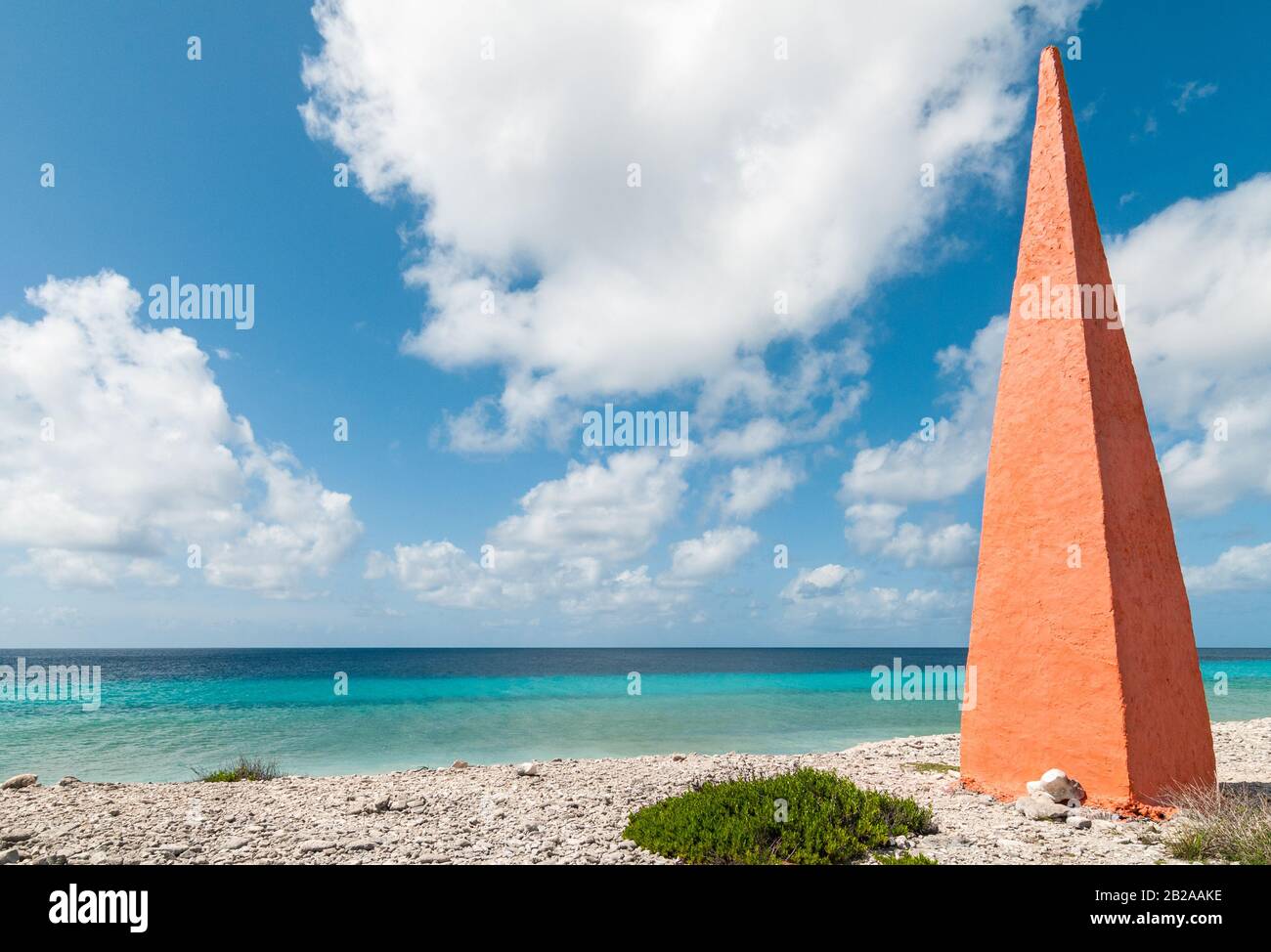 Obelisco arancione sulla spiaggia dell'isola caraibica Bonaire Foto Stock