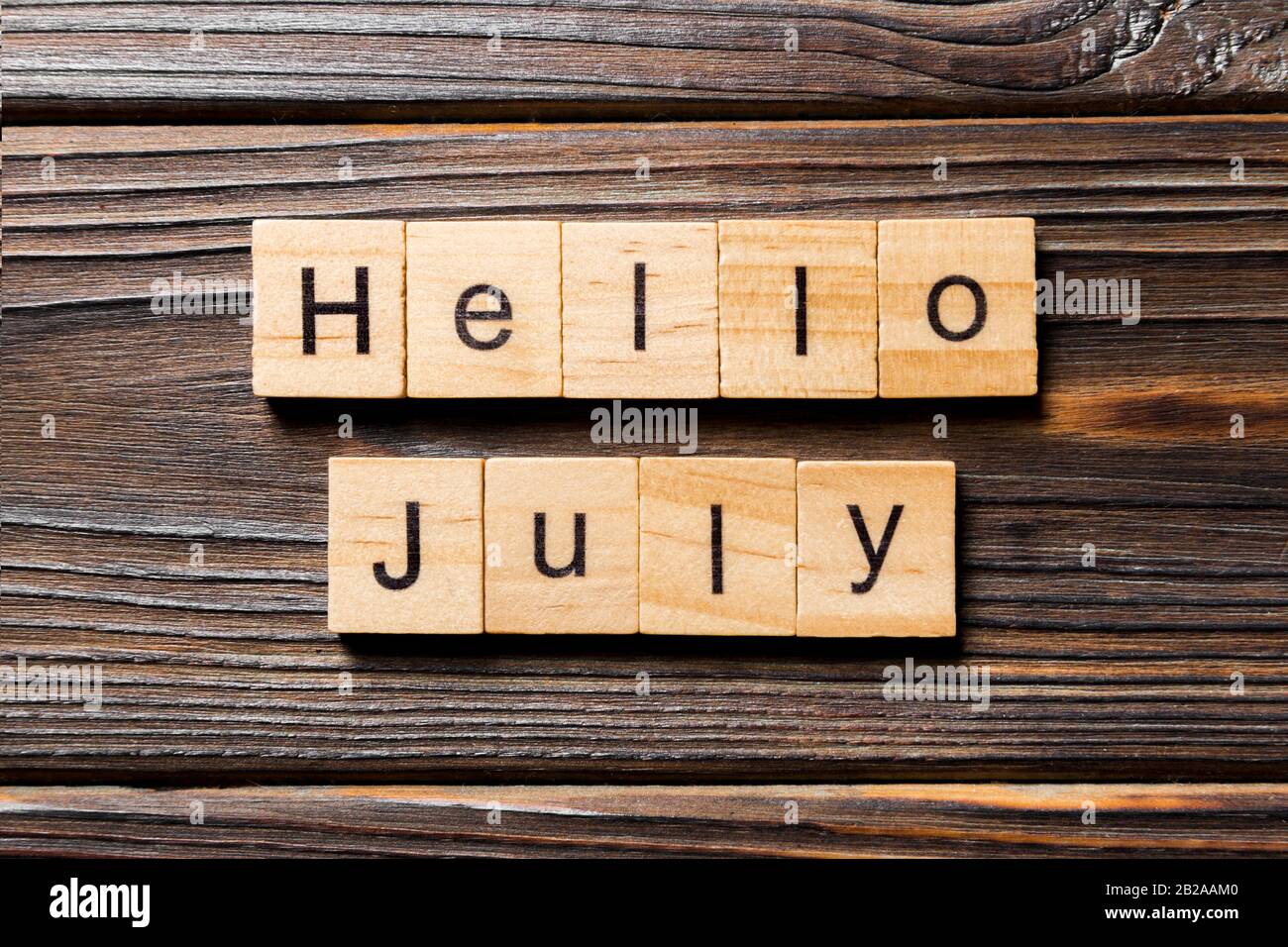 Ciao luglio parola scritta sul blocco di legno. ciao a luglio il testo sul tavolo, concetto. Foto Stock