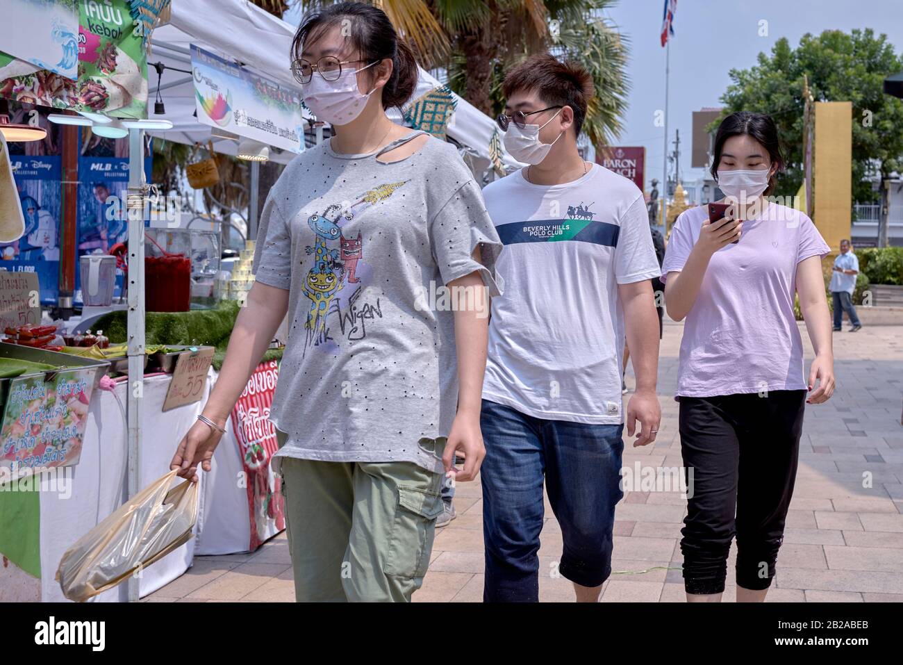 Maschera di coronavirus ; Persone che indossano maschere di protezione della salute contro la minaccia di influenza del coronavirus del 2020; COVID-19 Foto Stock