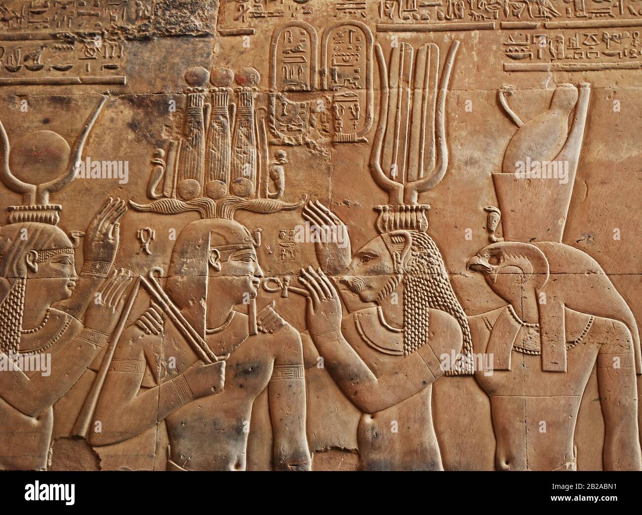 Antichi geroglifici egiziani all'interno del tempio di Kom Ombo. Egitto Foto Stock