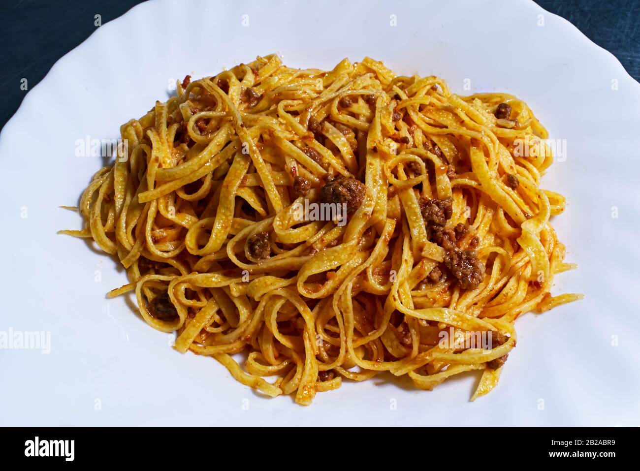 Piatto di tagliatelle italiane con salsa bolognese. Taglliatelle alla bolognese Foto Stock