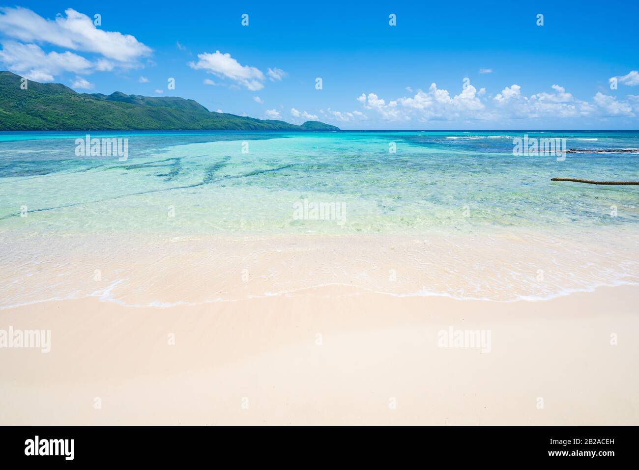 Spiaggia tropicale di sabbia bianca a Rincon, giornata di sole nella penisola di Samana, Repubblica Dominicana Foto Stock