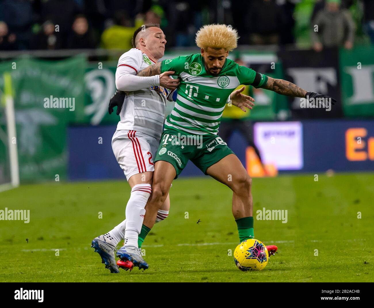 Budapest, UNGHERIA - 29 FEBBRAIO: (L-r) Adam Bodi di DVSC sfida Isael da Silva Barbosa di Ferencvarosi TC durante la partita ungherese OTP Bank Liga tra Ferencvarosi TC e DVSC alla Groupama Arena il 29 febbraio 2020 a Budapest, Ungheria. Foto Stock