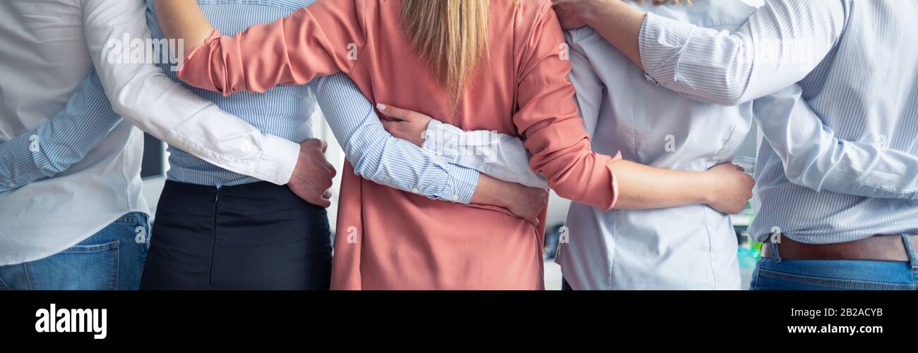 Il team creativo incontra le mani in linea. I giovani imprenditori stanno tenendo le mani. Concetto di unità e lavoro di squadra. Foto Stock