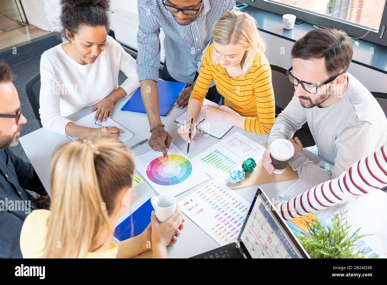 Le persone aziendali si incontrano in ufficio e utilizzano le note post-it per condividere l'idea. Concetto di brainstorming. Foto Stock
