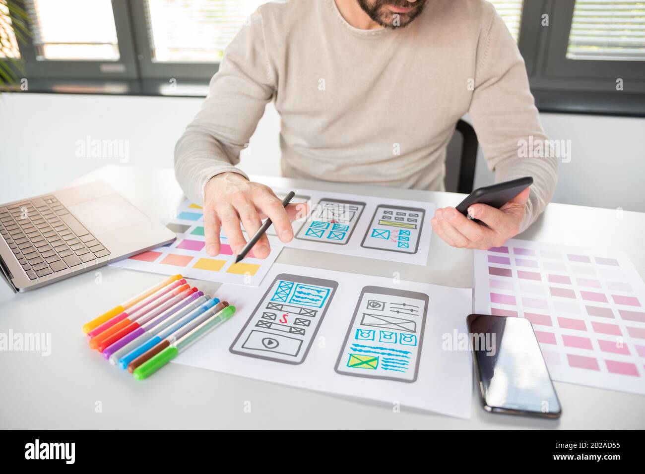 Designer man disegno sito web ux app sviluppo. Concetto di esperienza utente. Foto Stock