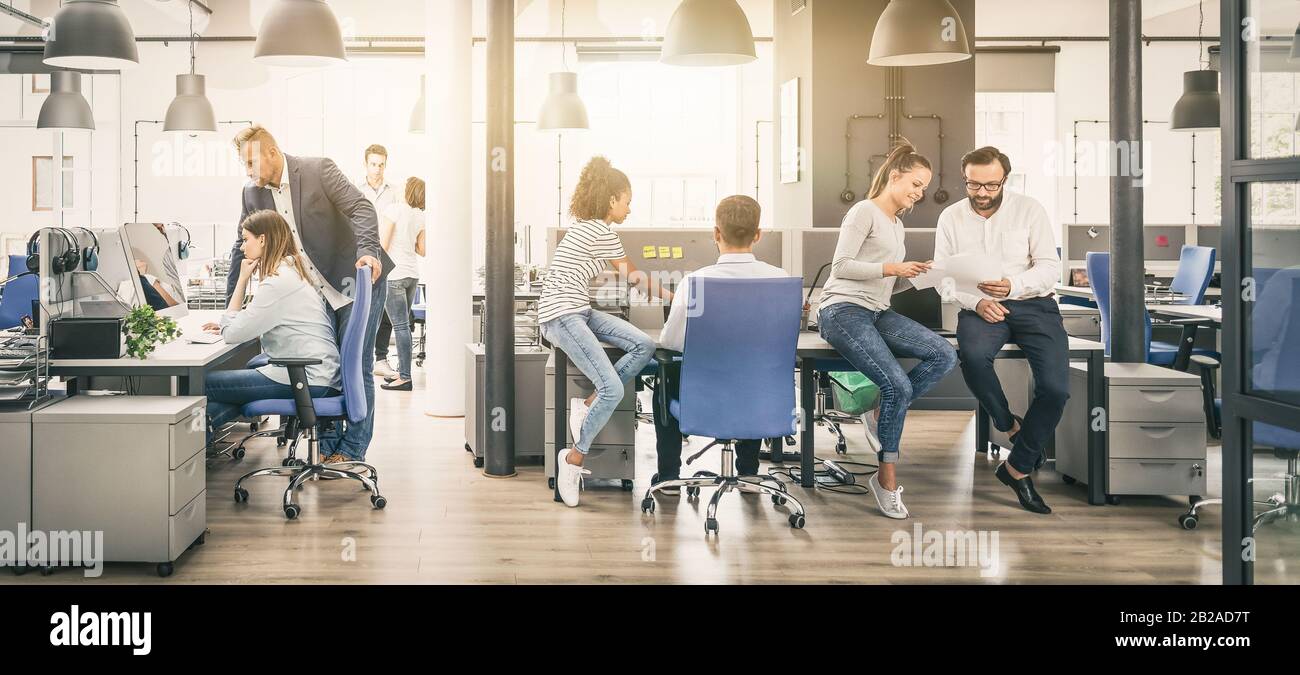 Team al lavoro. Gruppo di giovani imprenditori che lavorano insieme in un ufficio moderno e creativo. Foto Stock