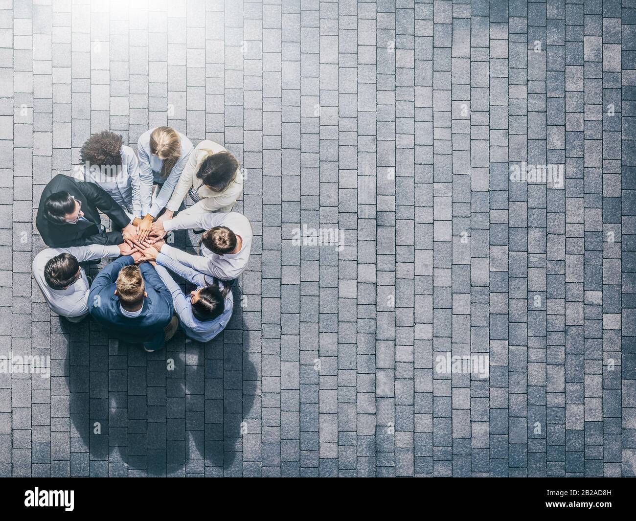 Close up vista dall'alto di giovani uomini di affari che mettendo le mani assieme. Pila di mani. Unità e il lavoro di squadra concetto. Foto Stock