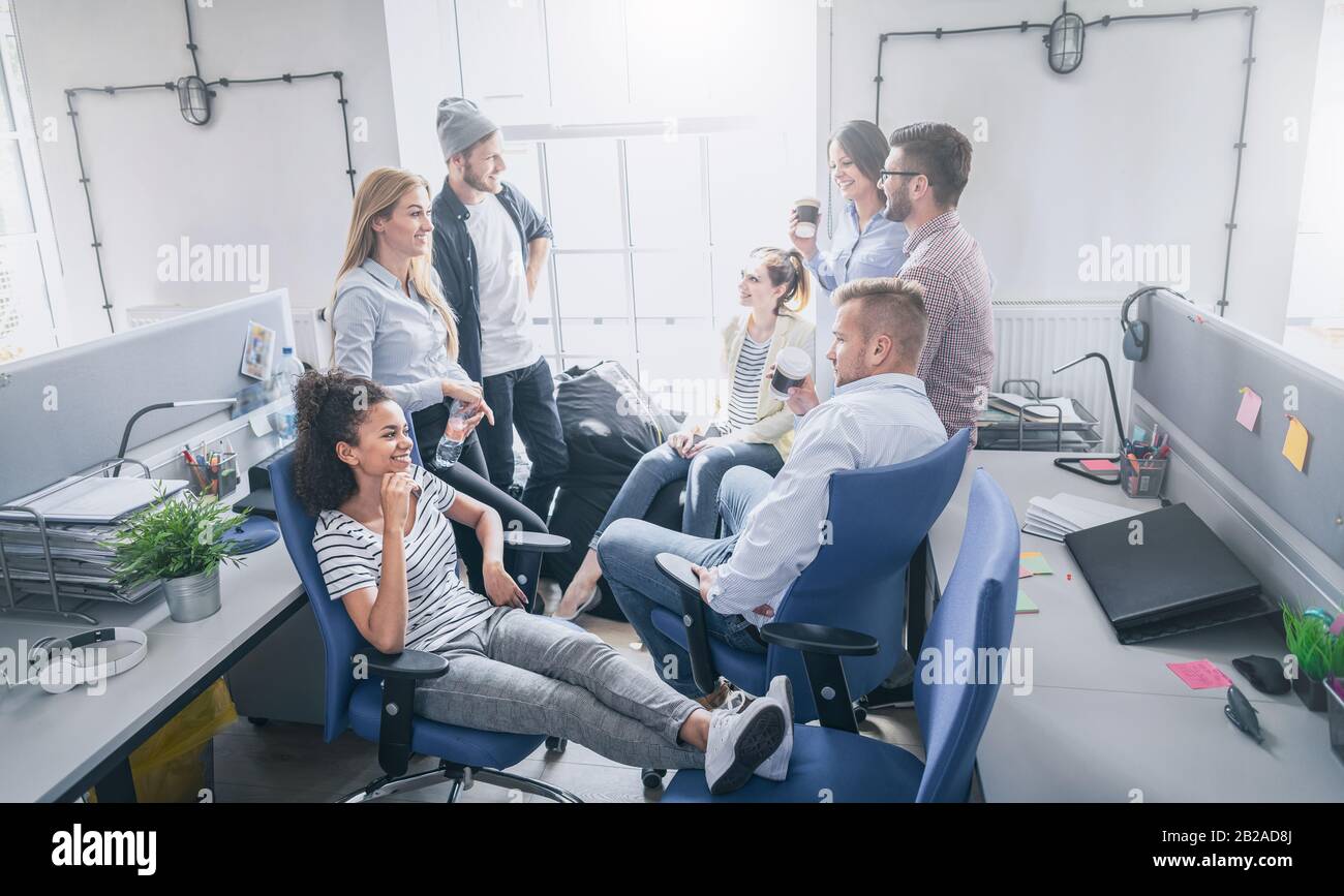Team al lavoro. Gruppo di giovani imprenditori che lavorano insieme in un ufficio moderno e creativo. Foto Stock