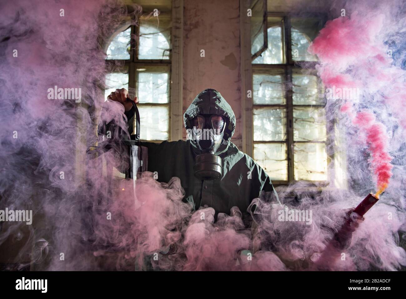 Sopravvivenza post apocalittica in maschera di gas nel fumo. Disastro ambientale, concetto di armageddon. Foto Stock