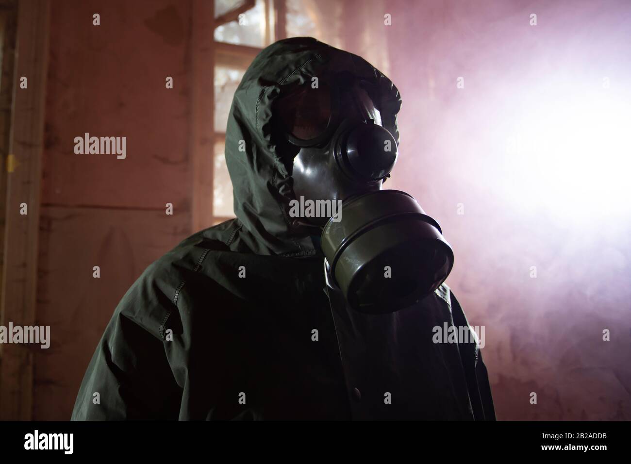 Post apocalittico sopravvissuto in maschera di gas in un edificio rovinato. Disastro ambientale, concetto di armageddon. Foto Stock