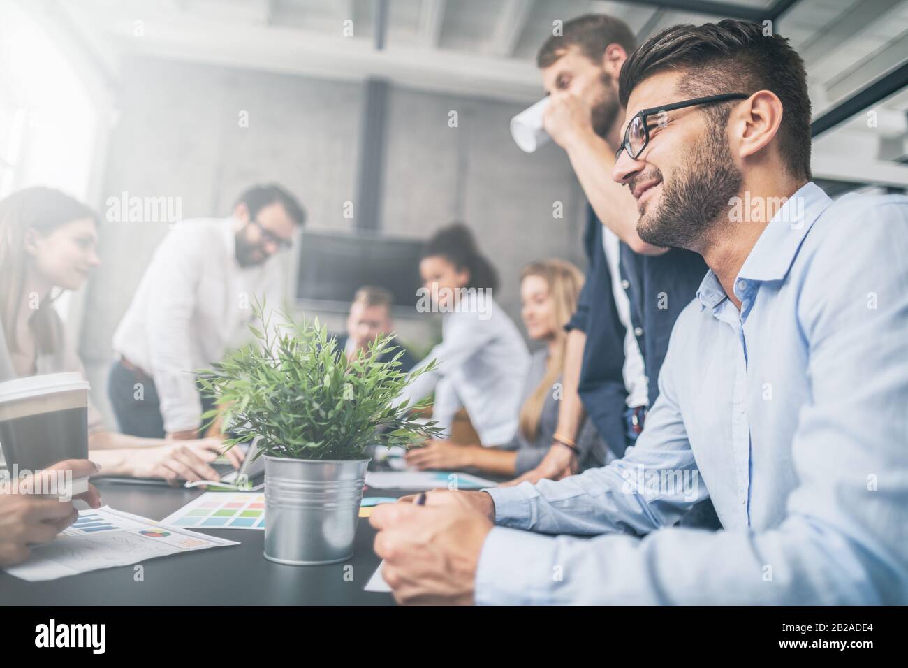 I giovani uomini di affari riunione in ufficio e discutendo insieme un nuovo progetto di avvio. Foto Stock