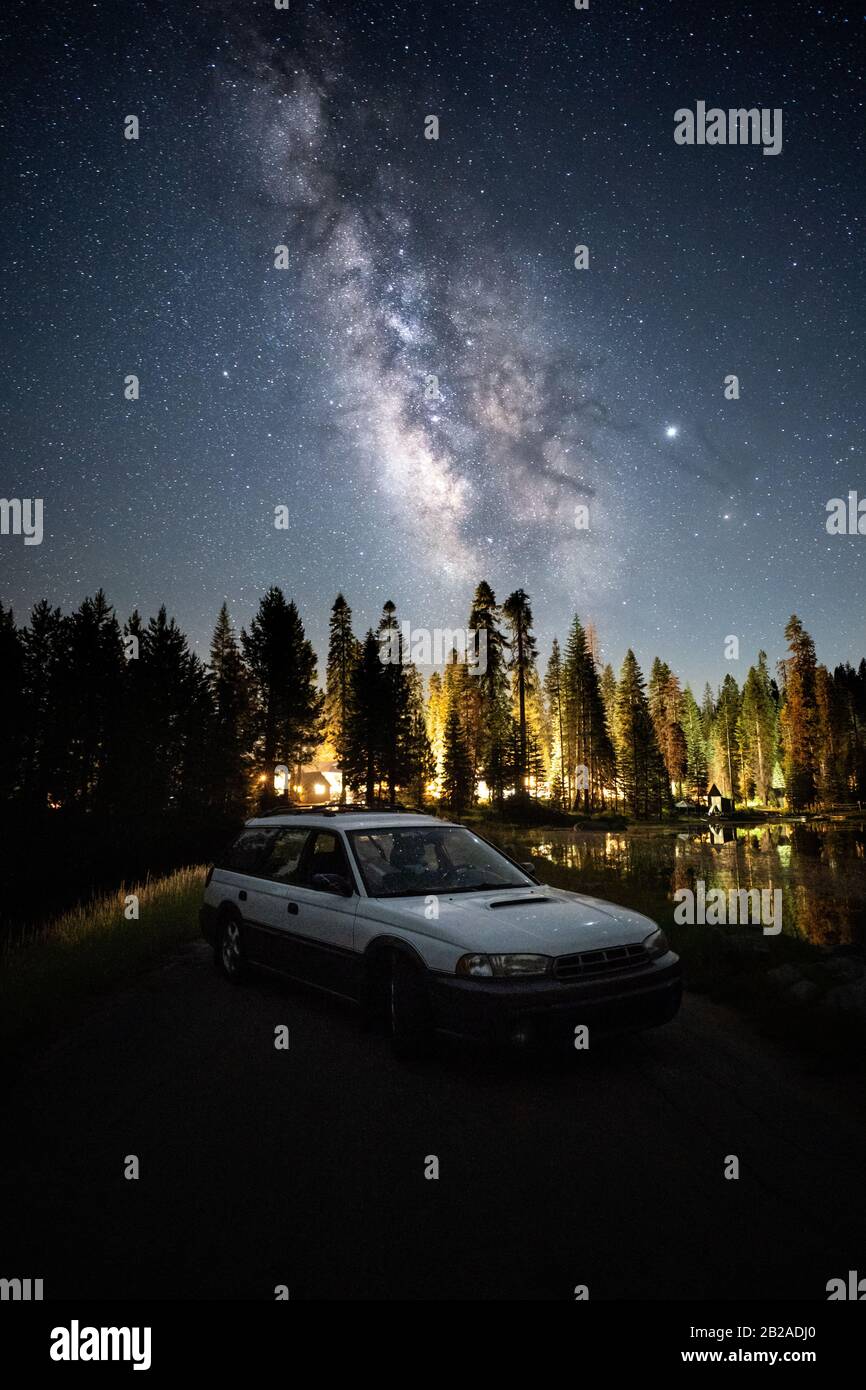 Auto parcheggiata su una strada di notte da campeggio Illuminato nella foresta, Sequoia National Park, California, Stati Uniti Foto Stock