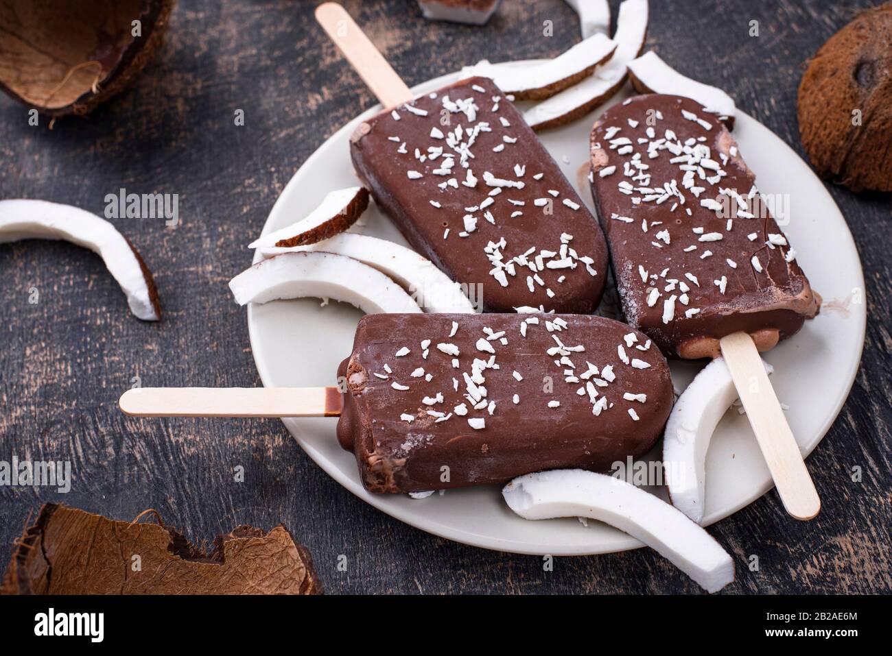 Popsicle di cocco in glassa di cioccolato Foto Stock