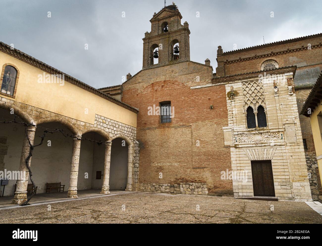 Cortile del monastero medievale di Santa Clara dove si possono vedere resti mozarabi nella città di Tordesillas a Valladolid. Foto Stock