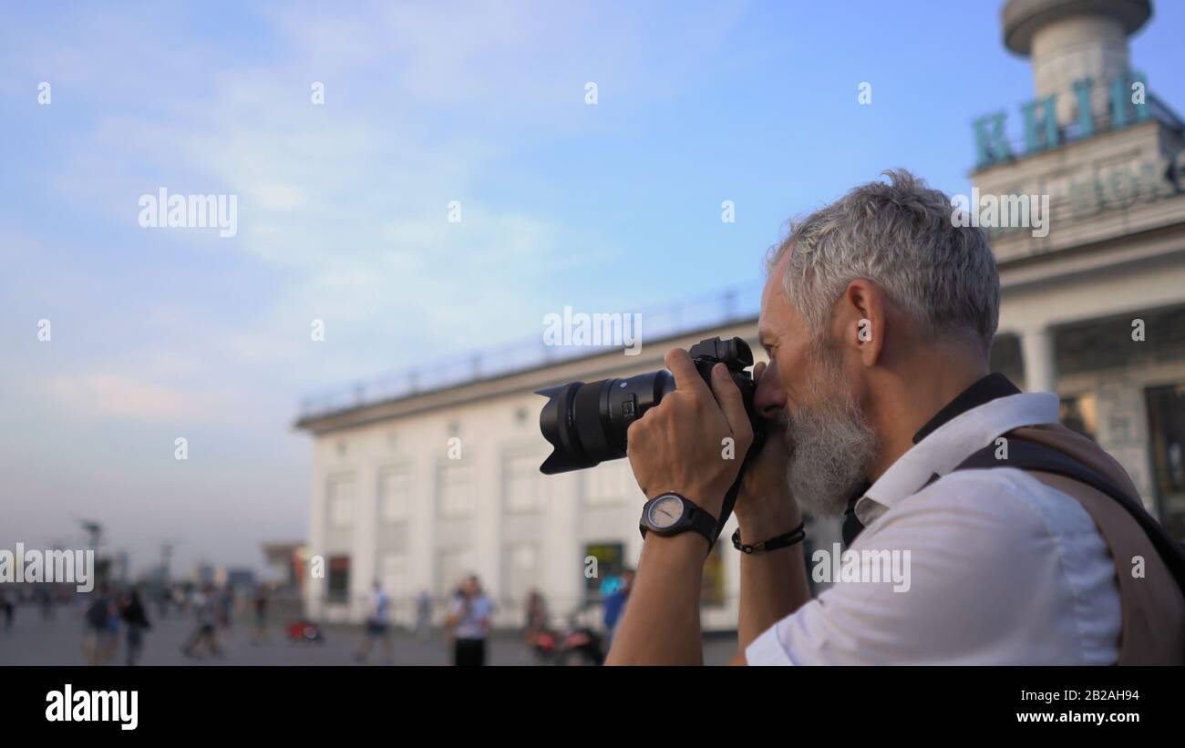 Il Viaggiatore Con La Macchina Fotografica Sta Andando Prendere Le Migliori Immagini Della Città Per Il Rapporto. Foto Stock