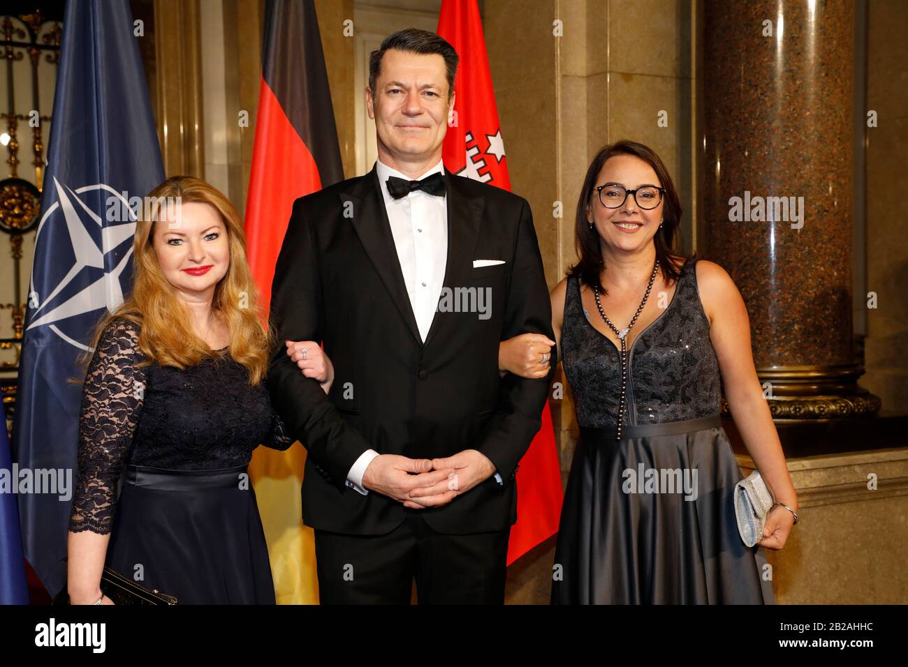 Amburgo, Germania. 28th Feb, 2020. Oksana Tarasyuk (l-r), Doyenne del corpo consolare di Amburgo e Console Generale dell'Ucraina, Stefan Krohn, Console Onorario della Thailandia, e Sonia ben Amor, Console della Repubblica tunisina, vengono al Pasto tradizionale Matthiae del Senato di Amburgo. Credito: Georg Wendt/Dpa/Alamy Live News Foto Stock Amburgo, Germania. 28th Feb, 2020. Oksana Tarasyuk (l-r), Doyenne del corpo consolare di Amburgo e Console Generale dell'Ucraina, Stefan Krohn, Console Onorario della Thailandia, e Sonia ben Amor, Console della Repubblica tunisina, vengono al Pasto tradizionale Matthiae del Senato di Amburgo. Credito: Georg Wendt/Dpa/Alamy Live News Foto Stock