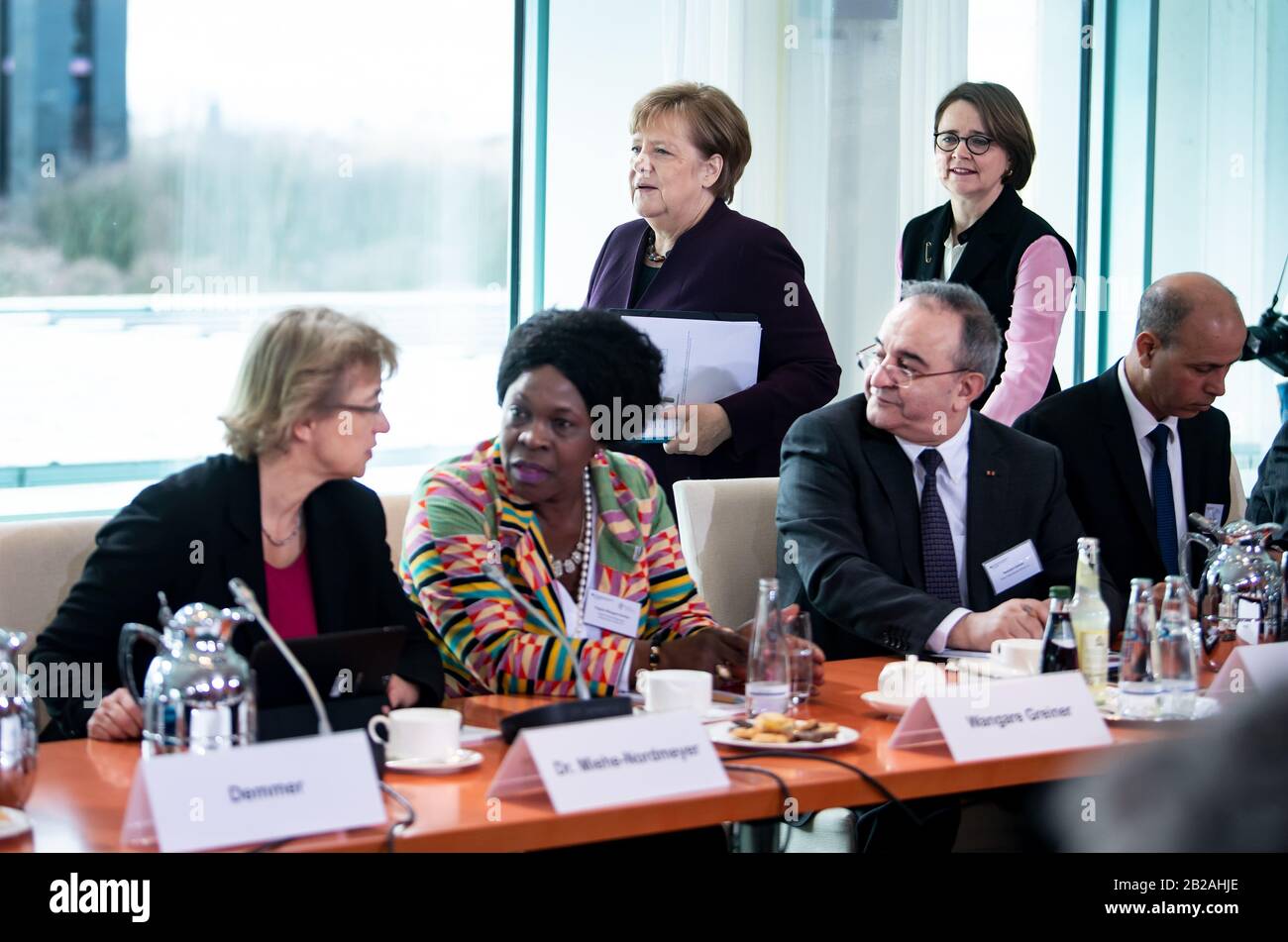 Berlino, Germania. 02nd Mar, 2020. Il Cancelliere federale Angela Merkel (CDU, 3rd da sinistra) e Annette Widmann-Mauz (CDU, 2nd da destra), Ministro dell'integrazione, si sono riuniti con i rappresentanti delle organizzazioni migranti in occasione del Vertice sull'integrazione del 11th nella Cancelleria federale. Gli inviti alla discussione prima dell'effettivo vertice sull'integrazione sono stati pubblicati a causa degli attacchi estremi di destra degli ultimi mesi. Credito: Bernd Von Jutrczenka/Dpa/Alamy Live News Foto Stock