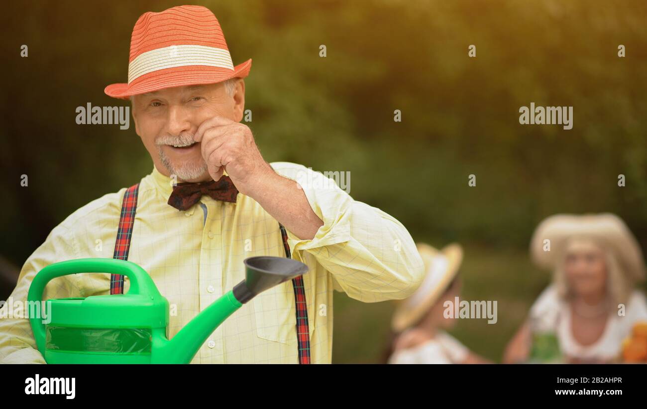 Felice Eld concetto. Oldman con la famiglia. Foto Stock