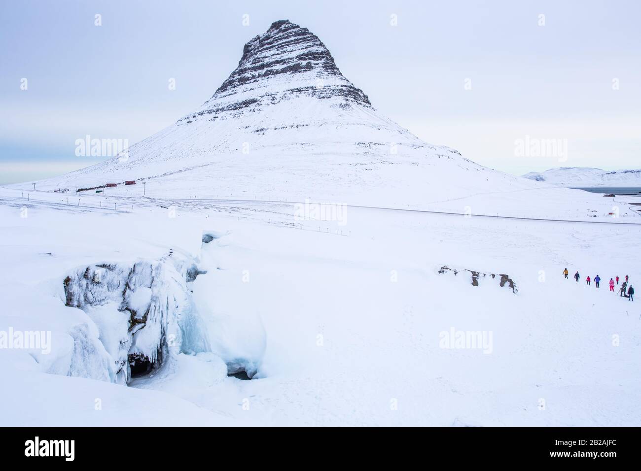Nevicato kirkjufell montagna in inverno in Islanda Foto Stock