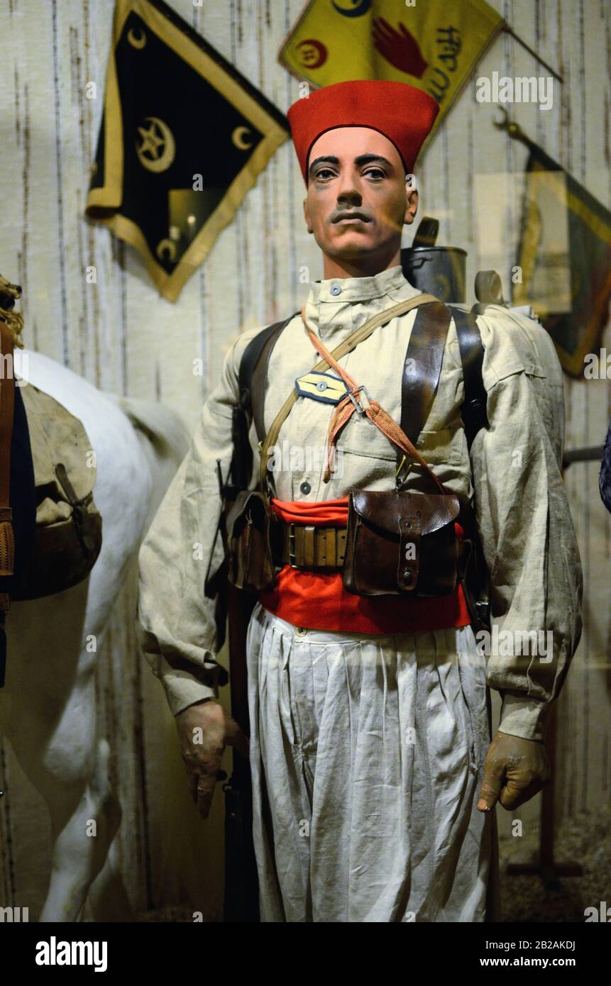 Costume militare di Tirailleur algerino, o Tirailleur Algérien (1914) Reggimento di fanteria leggera francese (1841-1964) Musée de l'Empéri, Salon-de-Provence Foto Stock