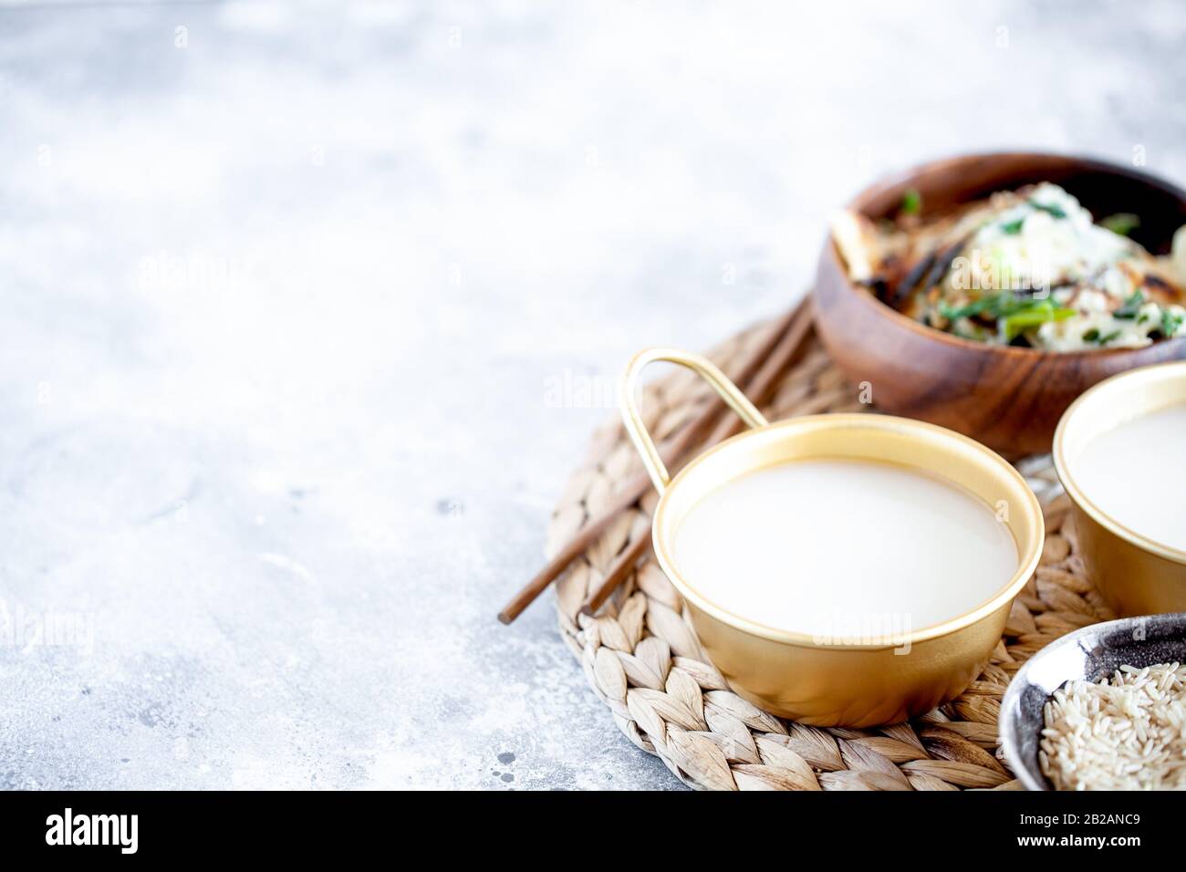 Il riso Makgeolli è uno dei più antichi vini coreani tradizionali fermentati. Bevanda sana asiatica. Orientamento orizzontale Foto Stock