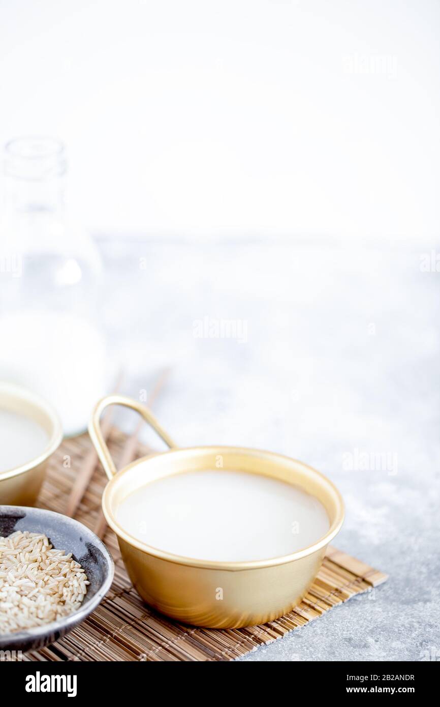 Il riso Makgeolli è uno dei più antichi vini coreani tradizionali fermentati. Bevanda sana asiatica. Orientamento verticale Foto Stock