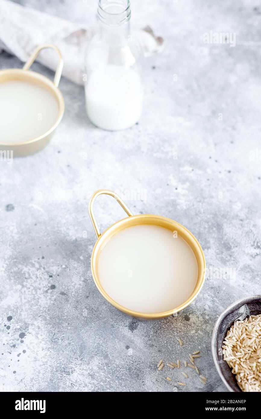 Il vino di riso Makgeolli è una delle più antiche bevande alcoliche tradizionali coreane fermentate. Bevanda sana asiatica. Orientamento verticale, vista dall'alto Foto Stock