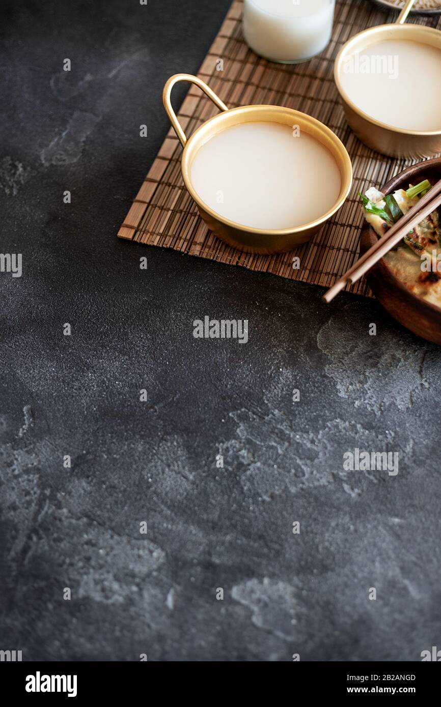 Il riso Makgeolli è uno dei più antichi alcolici tradizionali coreani fermentati su sfondo scuro Foto Stock