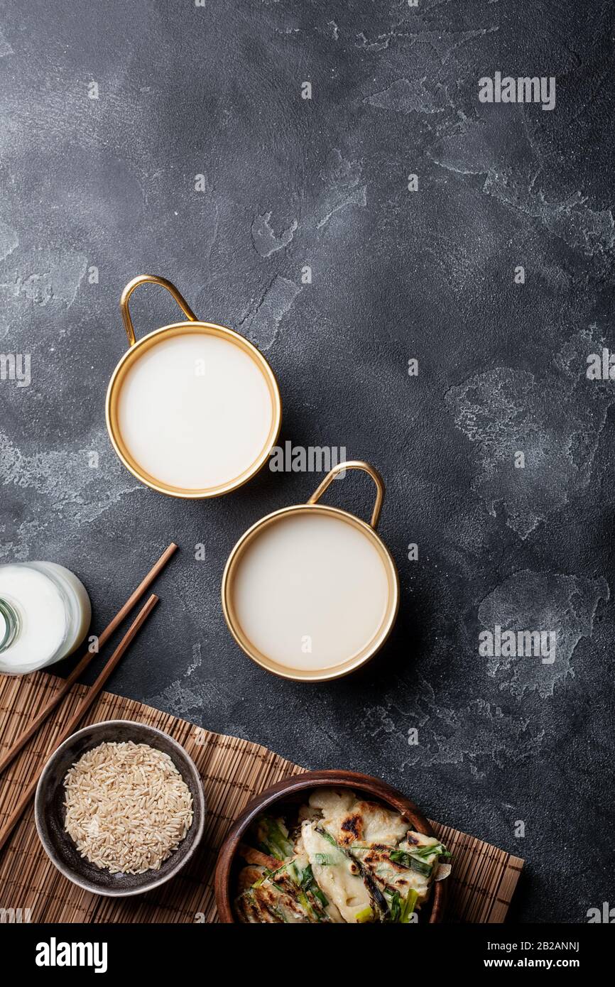 Il riso Makgeolli è uno dei più antichi alcolici tradizionali coreani fermentati su sfondo scuro Foto Stock