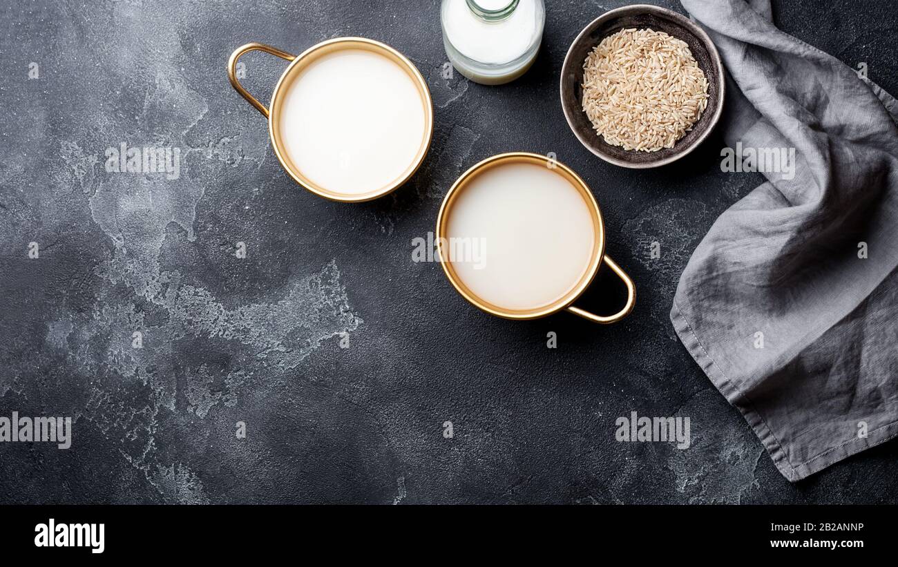 Il riso Makgeolli è uno dei più antichi alcolici tradizionali coreani fermentati su sfondo scuro Foto Stock