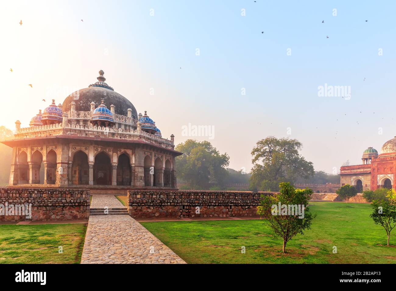 Tomba di ISA Khan nel complesso della tomba di Humayun, Nuova Delhi, India. Foto Stock