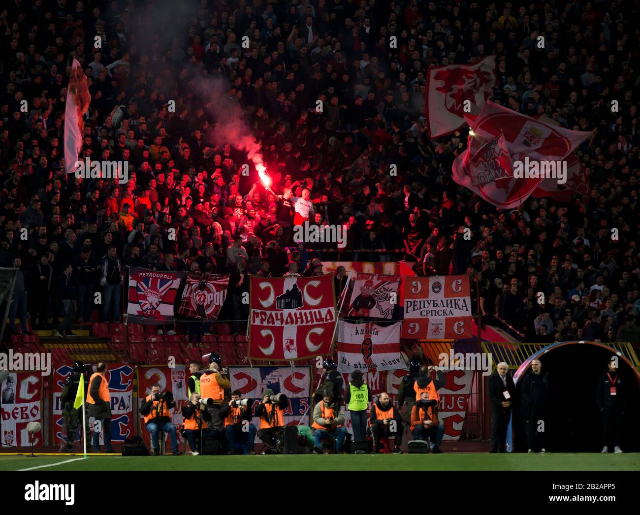 Belgrado, Serbia. 1st Mar, 2020. I fan di Crvena Zvezda sostengono la loro squadra. Credito: Nikola Krstic/Alamy Live News Foto Stock