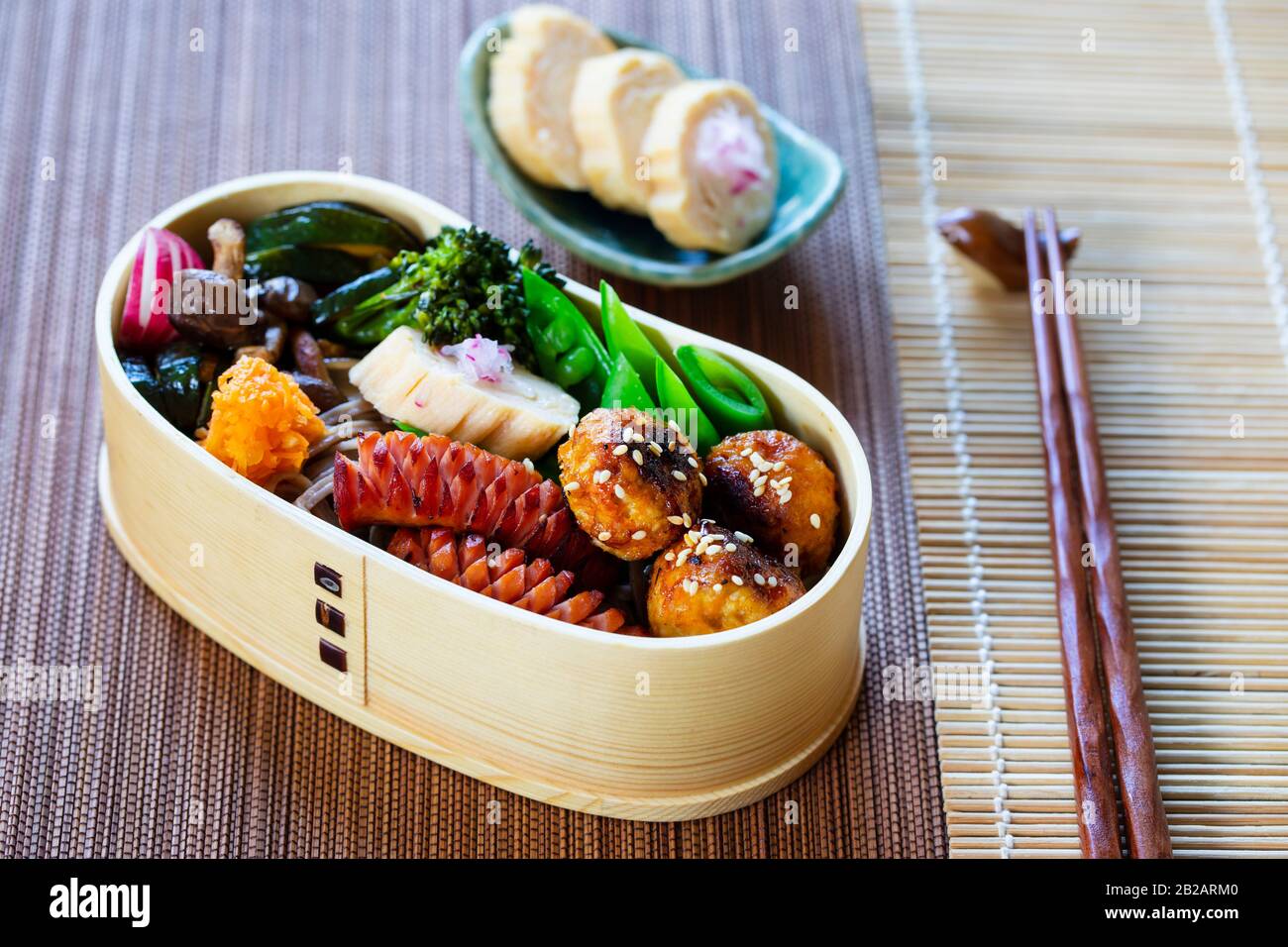 Tenere lontano il cibo giapponese Bento Box Set di menu con pollo fritto di  gnocchi, Edamame e riso con verdure in scatola di plastica Package /  contenitore. Traditi Foto stock - Alamy