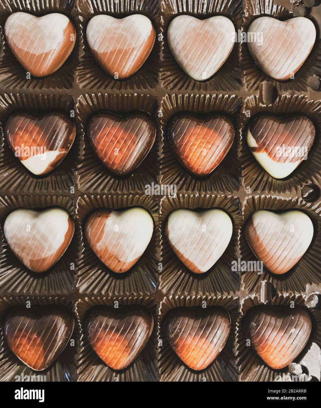 Cioccolatini A Forma Di Cuore In Una Scatola Festiva Foto stock - Alamy
