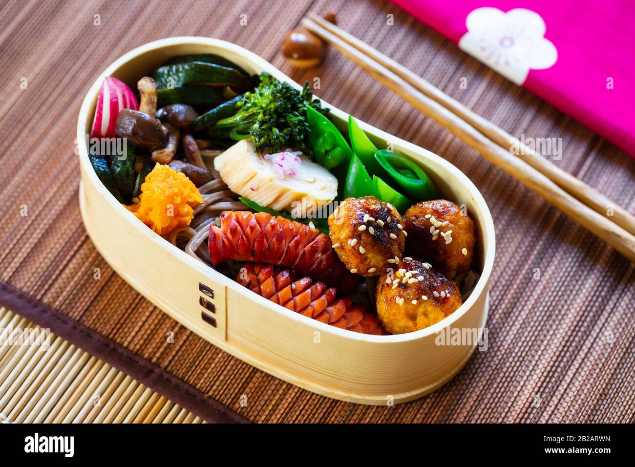 Bento box giapponese con polpette, salsiccia e verdure Foto stock - Alamy