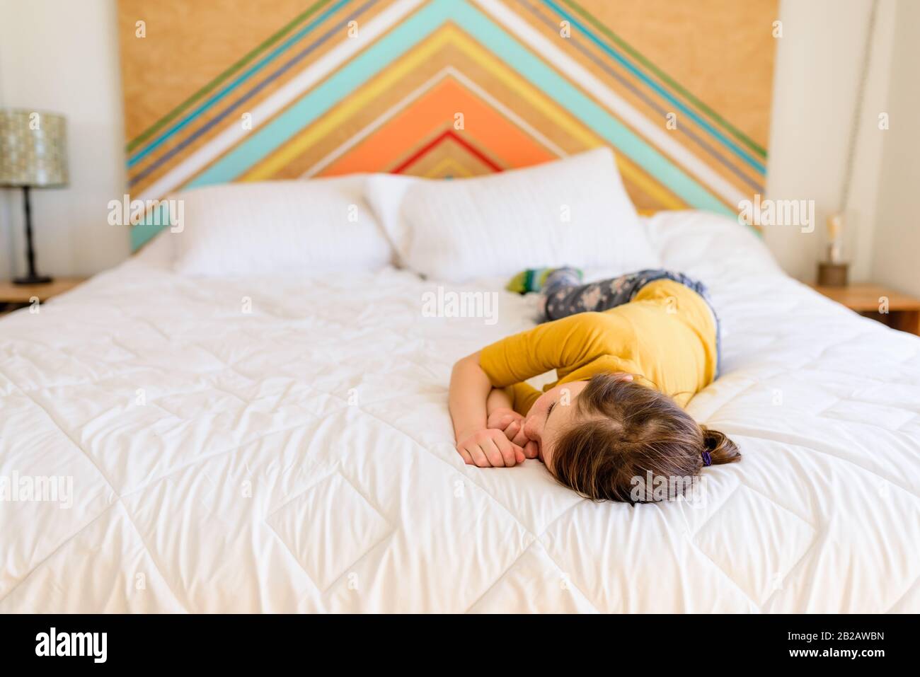 Ragazza distesa sul suo letto avente un pisolino Foto Stock