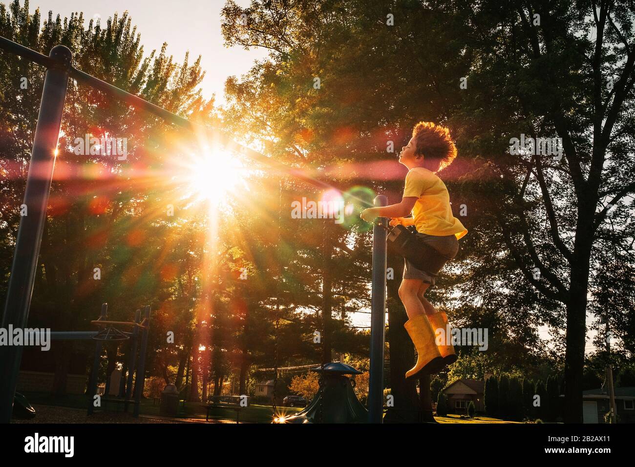 Ragazzo che oscilla su un swing in un parco, Stati Uniti Foto Stock