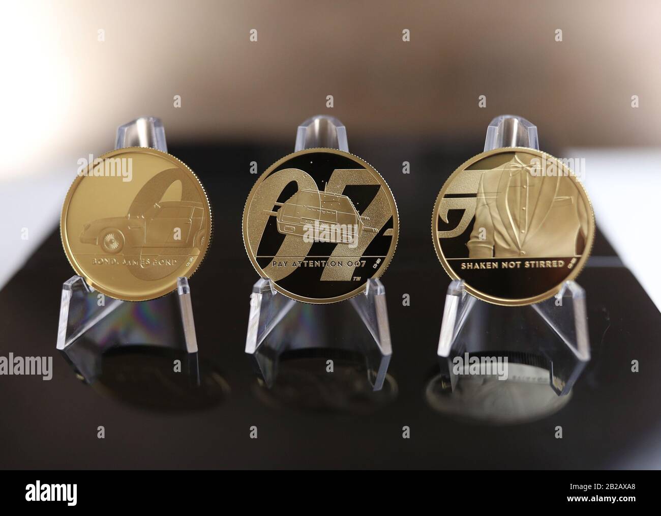 Le monete della collezione di monete commemorative di James Bond sono esposte prima dell'uscita del film di James Bond 25th, No Time To Die, alla mostra Bond in Motion presso il London Film Museum di Londra. Foto PA. Data Immagine: Lunedì 2 Marzo 2020. Vedi la storia di PA MONEY Bond. Photo credit dovrebbe leggere: Yui Mok/PA Filo Foto Stock