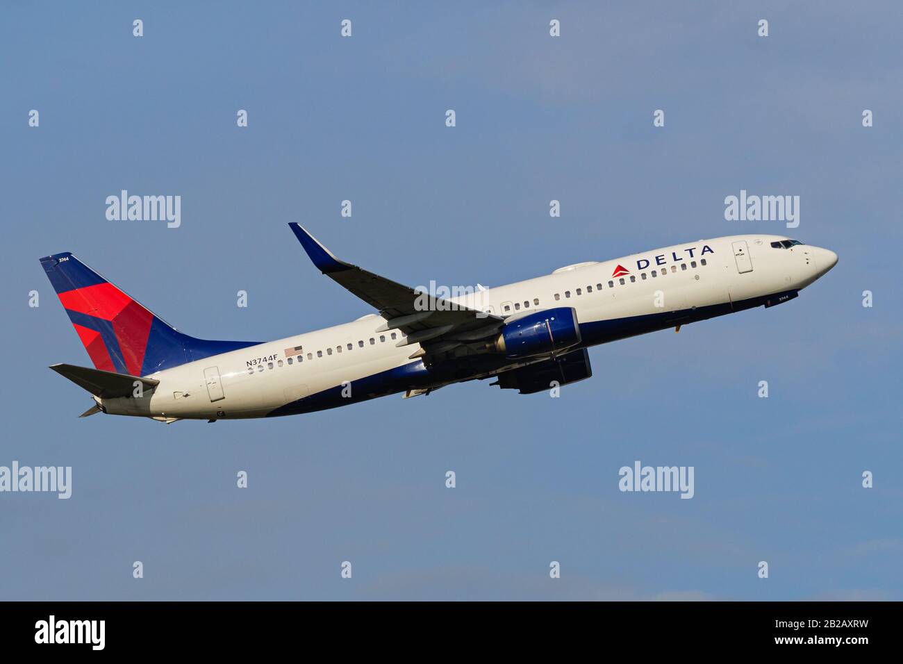 21 febbraio 2020, Richmond, British Columbia, Canada: Un aereo Delta Air Lines Boeing 737-800 (N3744F) jet a corsia singola aerotrasportato dopo il decollo dall'aeroporto internazionale di Vancouver. (Credit Image: © Bayne Stanley/Zuma Wire) Foto Stock