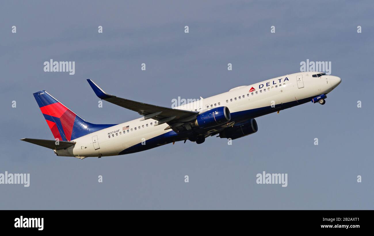 21 febbraio 2020, Richmond, British Columbia, Canada: Un aereo Delta Air Lines Boeing 737-800 (N3744F) jet a corsia singola aerotrasportato dopo il decollo dall'aeroporto internazionale di Vancouver. (Credit Image: © Bayne Stanley/Zuma Wire) Foto Stock