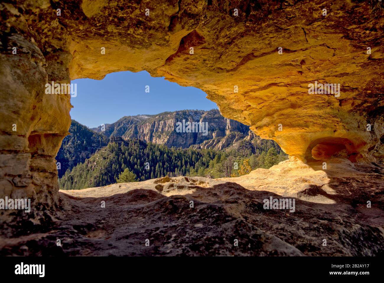 PEEP buchi arco naturale lungo il Telephone Trail, Sedona, Arizona, Stati Uniti Foto Stock